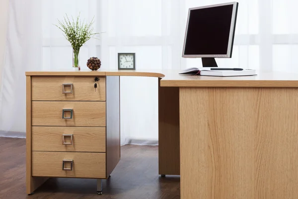 Computador na mesa no escritório — Fotografia de Stock