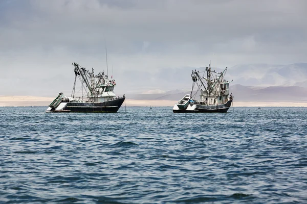 Łodzie rybackie w zatoce — Zdjęcie stockowe