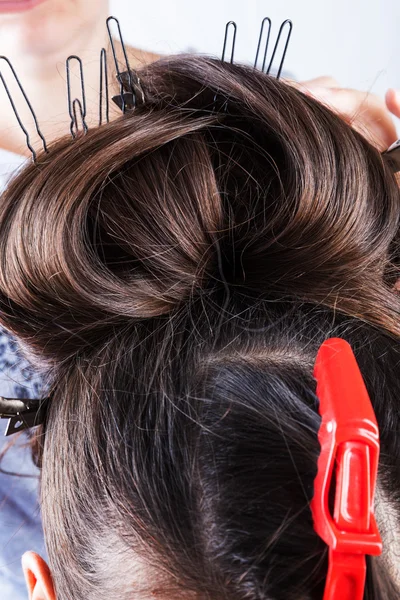 Girl doing her hair — Stock Photo, Image