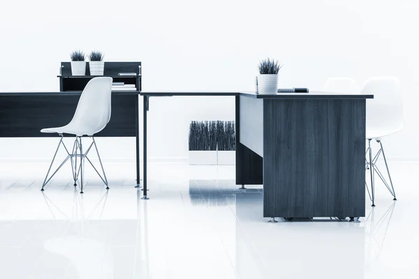 Mesas y sillones con reflexión — Foto de Stock