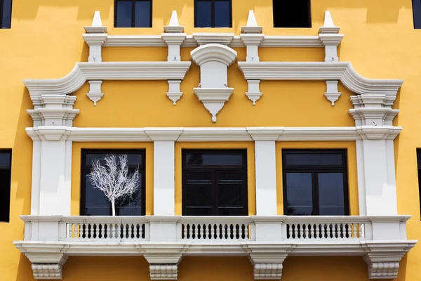 Grande varanda com janelas — Fotografia de Stock