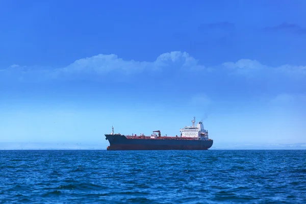 Moderner Tanker im Ozean — Stockfoto