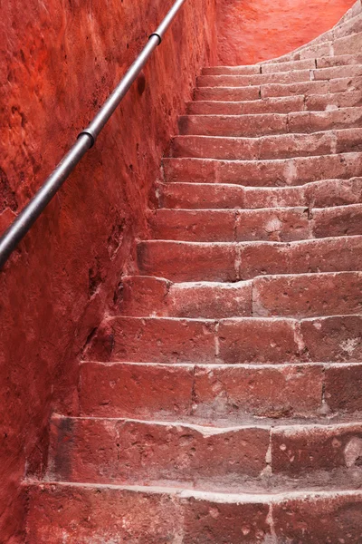 Oude trap en rood muur — Stockfoto