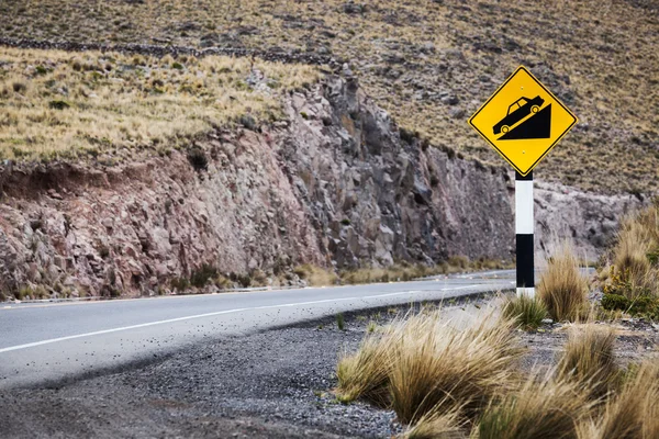 Дорожный знак на горной дороге — стоковое фото