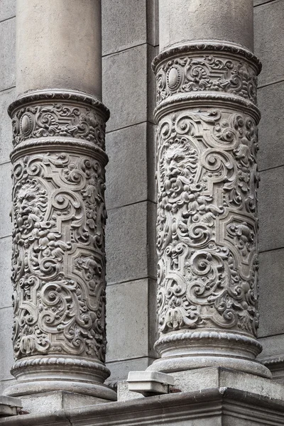 Carved columns of old building — Stock Photo, Image