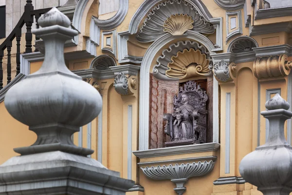 Fragmento de uma igreja velha — Fotografia de Stock