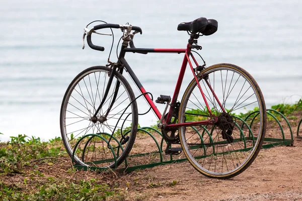 Bicicleta no estacionamento — Fotografia de Stock