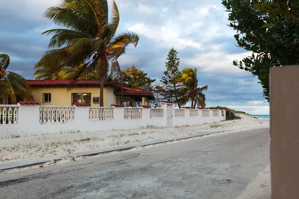 Vägen till stranden och hus — Stockfoto