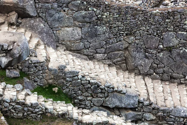 Escaleras y muro de piedra —  Fotos de Stock
