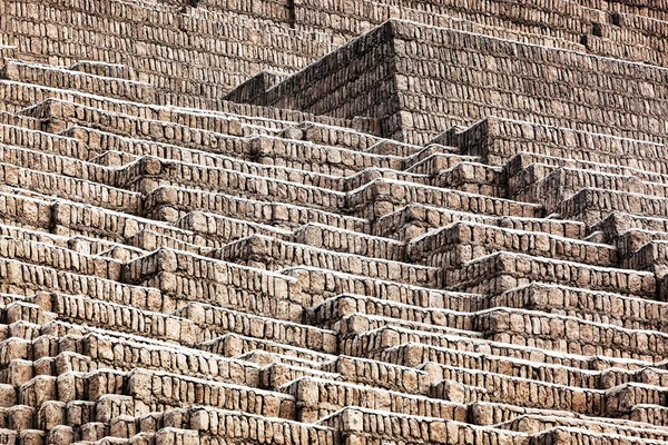 Piramide van bruin bakstenen — Stockfoto