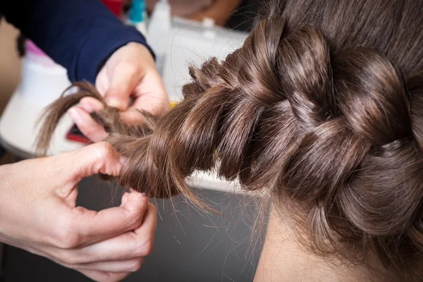 Tejer trenzas en la peluquería —  Fotos de Stock