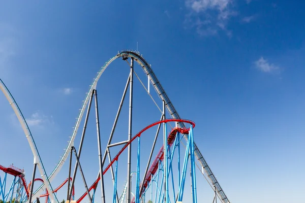 Montaña rusa en el parque temático Entartainment de atracciones — Foto de Stock