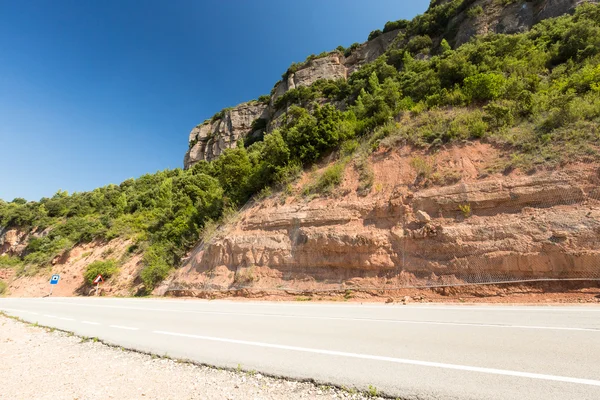 Camino rural entre rocas en verano — Foto de Stock