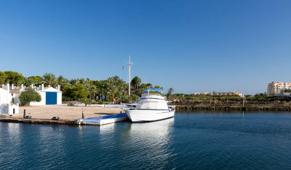 Witte jacht in de baai — Stockfoto