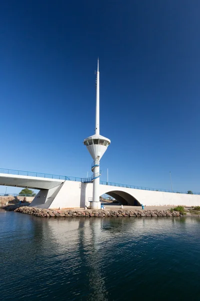 Zugbrücke und Kontrollturm in la Manga, Spanien — Stockfoto