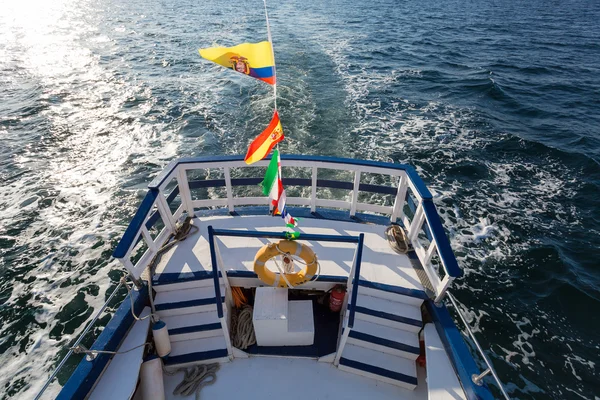 Barco de prazer na baía — Fotografia de Stock