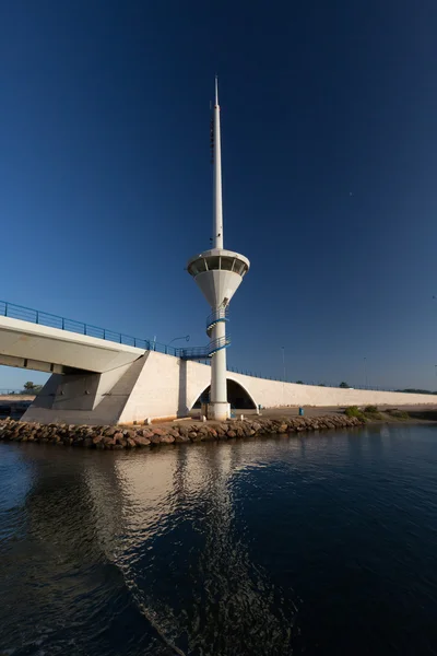 Κινητή γέφυρα και τον πύργο ελέγχου στο La Manga, Ισπανία — Φωτογραφία Αρχείου