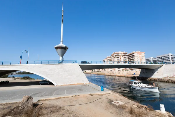 Vindbrygga och kontroll tornet i La Manga, Spanien — Stockfoto