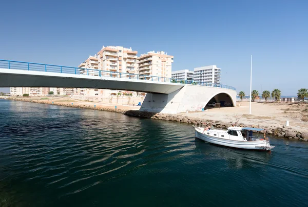 La Manga - Spanje, augustus 25 2014: Ophaalbrug over water kanaal en pleziervaartuigen — Stockfoto