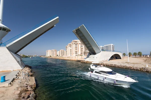 La Manga - İspanya, 25 Ağustos 2014: Asma köprü ve zevk tekne — Stok fotoğraf