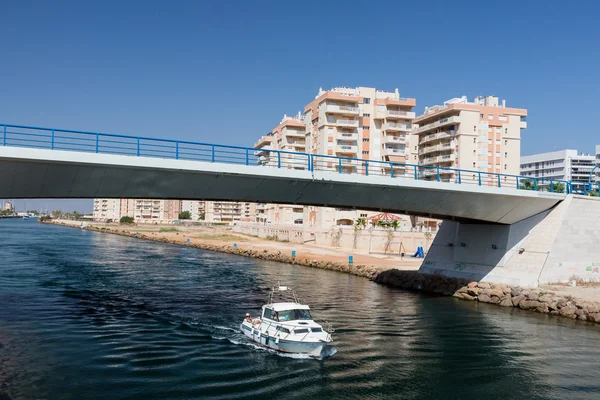 La Manga - İspanya, 25 Ağustos 2014: Su kanalı ve zevk tekne asma köprü — Stok fotoğraf