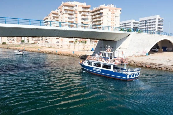 La Manga - Spanje, augustus 25 2014: Ophaalbrug over water kanaal en pleziervaartuigen — Stockfoto