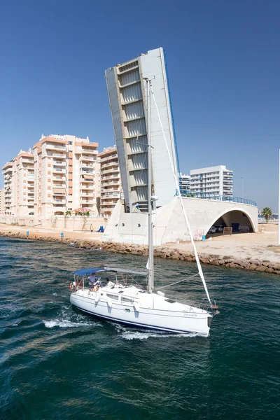 La Manga - Ισπανία, 25 Αυγούστου 2014: Κρεμαστή γέφυρα πάνω από το νερό κανάλι και γιοτ — Φωτογραφία Αρχείου