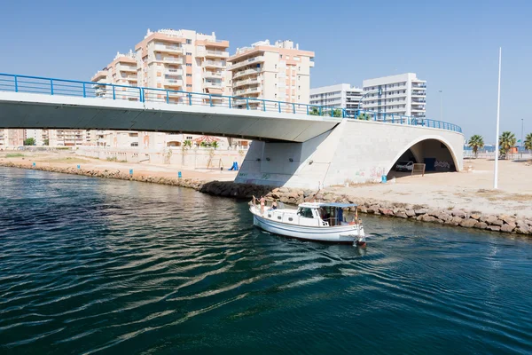 La Manga - Hiszpania, 25 sierpnia 2014: Most zwodzony nad kanał wodny i łódkę przyjemności — Zdjęcie stockowe