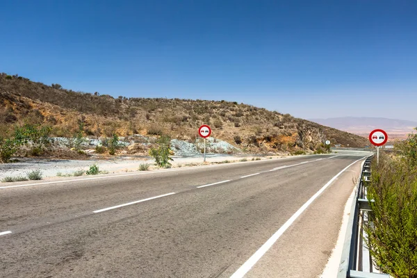 Naturaleza de España, paisaje rural con la carretera — Foto de Stock