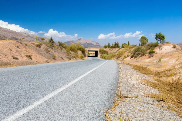 Povaha Španělska, venkovské krajiny se silnicí — Stock fotografie