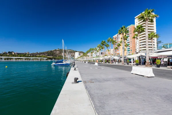 MALAGA, ESPAGNE - 4 SEPTEMBRE 2014 : Bancaire à la marina — Photo