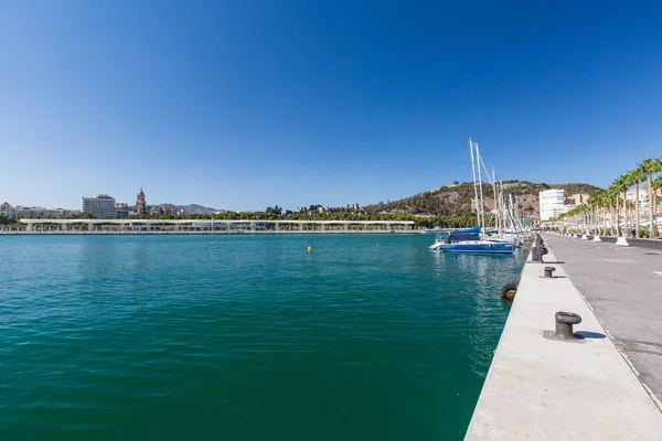 MALAGA, ESPAGNE - 4 SEPTEMBRE 2014 : Bancaire à la marina — Photo