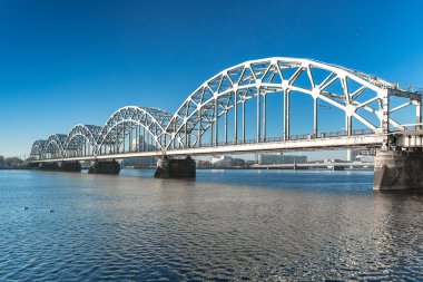 Riga, Letonya 'daki Daugava Nehri üzerindeki Demiryolu Köprüsü manzarası