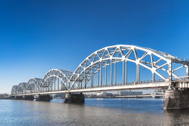 Riga, Letonya 'daki Daugava Nehri üzerindeki Demiryolu Köprüsü manzarası
