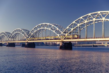 Riga, Letonya 'daki Daugava Nehri üzerindeki Demiryolu Köprüsü manzarası
