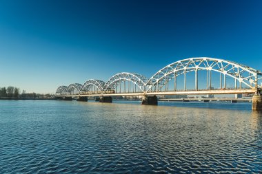 Riga, Letonya 'daki Daugava Nehri üzerindeki Demiryolu Köprüsü manzarası
