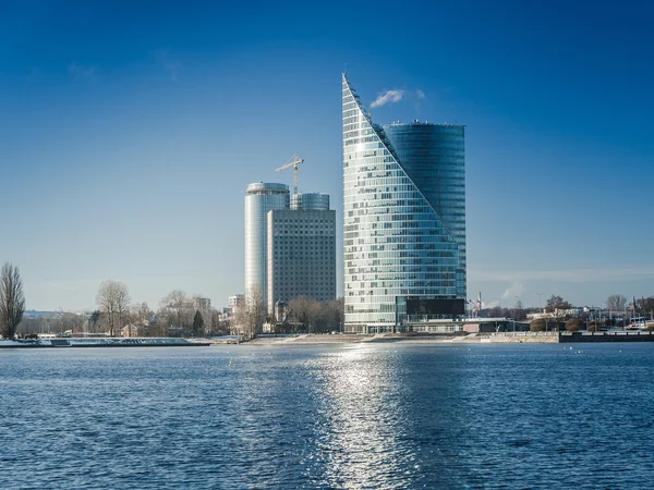 Een weergave van de gebouwen op de oevers van de rivier de Daugava in Riga, Letland — Stockfoto
