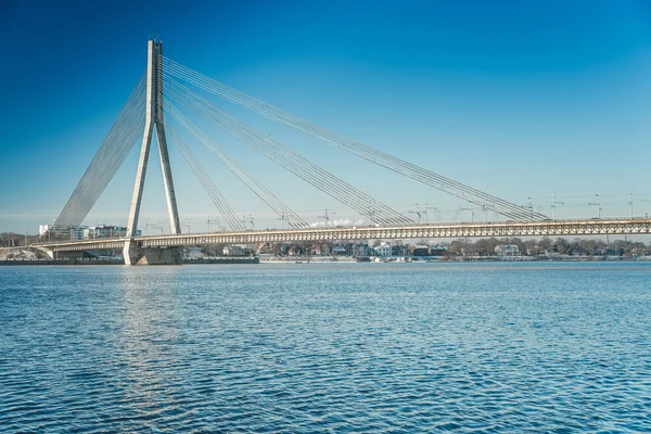 Veduta del ponte Vansu sul fiume Daugava a Riga, Lettonia — Foto Stock