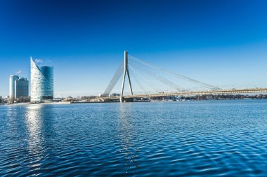 Binalar ve Vansu köprüde Daugava Nehri Riga, Letonya