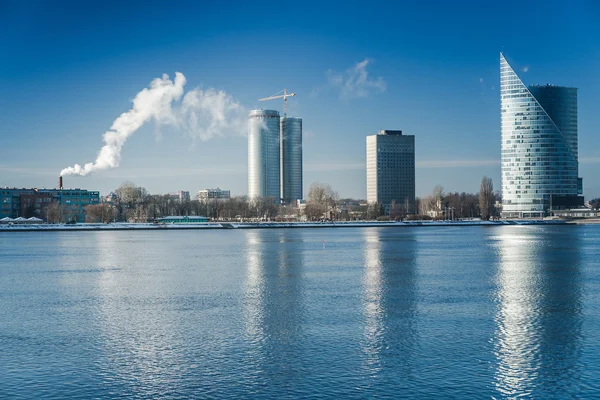 Een weergave van de gebouwen op de oevers van de rivier de Daugava in Riga, Letland — Stockfoto