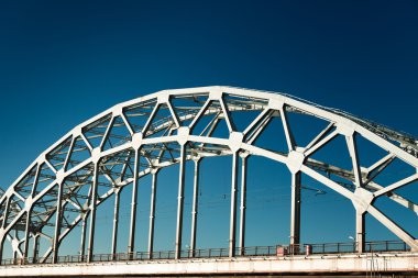 Riga, Letonya 'daki Daugava Nehri üzerindeki Demiryolu Köprüsü manzarası