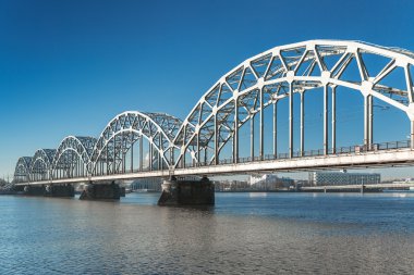 Riga, Letonya 'daki Daugava Nehri üzerindeki Demiryolu Köprüsü manzarası