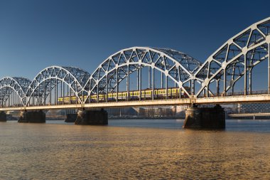 Riga, Letonya 'daki Daugava Nehri üzerindeki Demiryolu Köprüsü manzarası