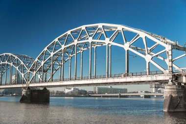 Riga, Letonya 'daki Daugava Nehri üzerindeki Demiryolu Köprüsü manzarası