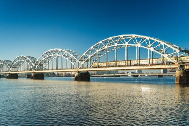 Riga, Letonya 'daki Daugava Nehri üzerindeki Demiryolu Köprüsü manzarası