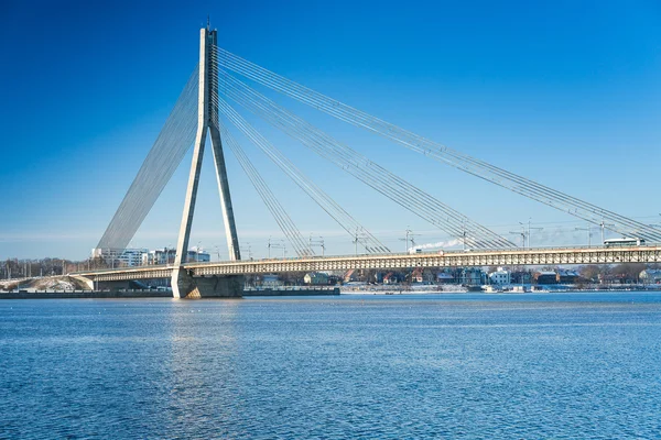 Vista del puente Vansu sobre el río Daugava en Riga, Letonia — Foto de Stock