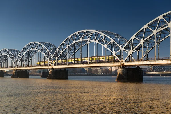 Una vista del puente ferroviario sobre el río Daugava en Riga, Letonia — Foto de Stock