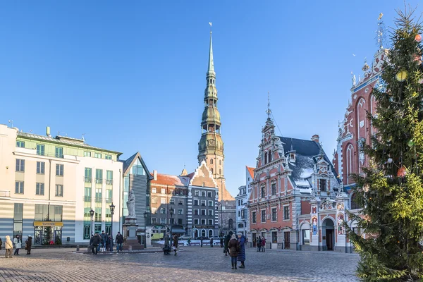 Riga, Letland - 30 December 2015: Stadhuis plein met Kerstmis — Stockfoto