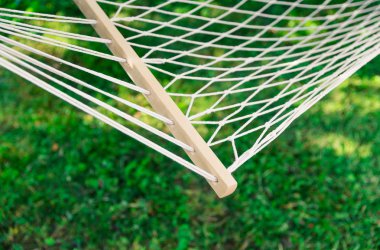 Ağaçların arasında beyaz hamak