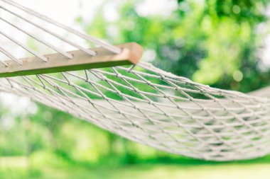 Ağaçların arasında beyaz hamak